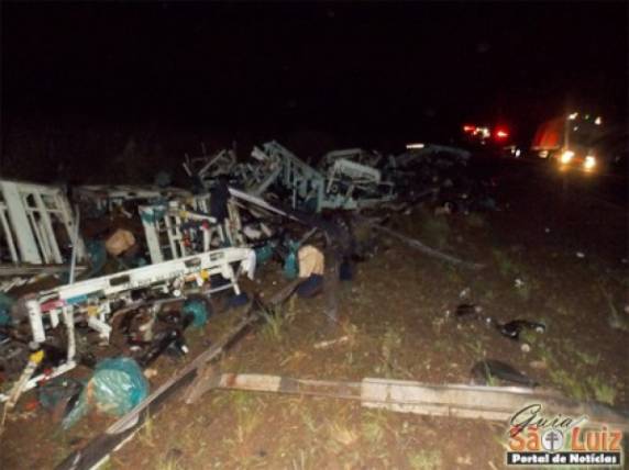 Carreta tomba na BR 285 e deixa motorista gravemente ferido - foto 2