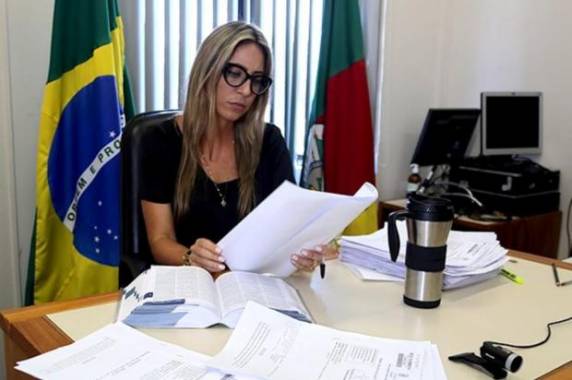 Durante entrevista, Francieli Medeiros utilizou a sala de audiências sem autorização