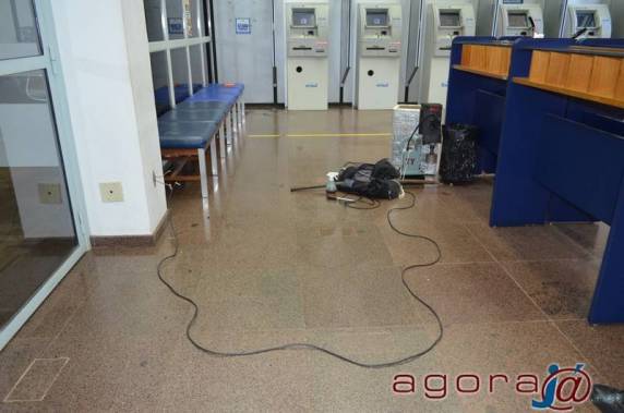 Ao lado da BM, ladrões assaltam 

Banrisul em Panambi - foto 3