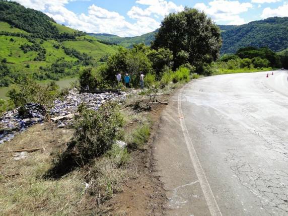 Caminhão fica totalmente destruído após tombar na ERS 406 - foto 3