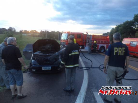 Veículo incendeia na BR 285 em Ijuí - foto 2