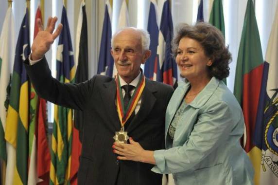 Marisa Fôrmolo homenageou 21 familiares, incluindo até 

cunhados e genros, com honrarias do Parlamento