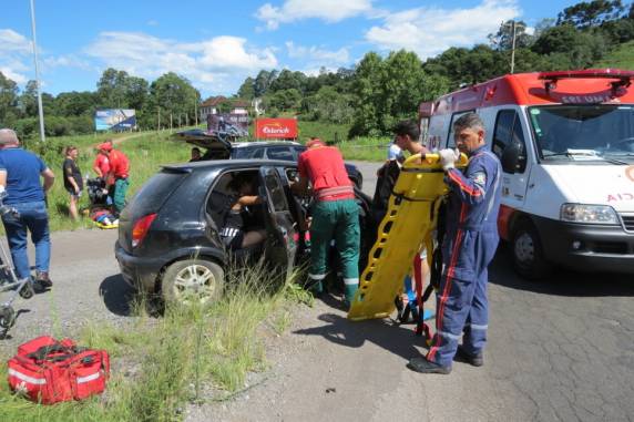 Colisão entre carro e moto deixa três pessoas feridas em Carlos Barbosa - foto 2