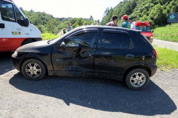 Colisão entre carro e moto deixa três pessoas feridas em Carlos Barbosa - foto 3