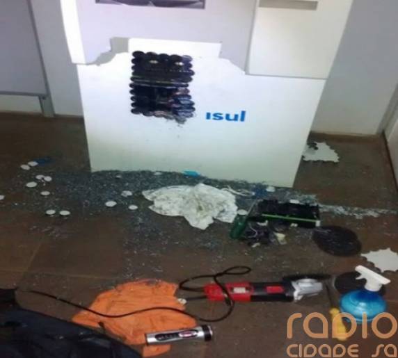 Arrombada agência do
Banrisul de Giruá - foto 3