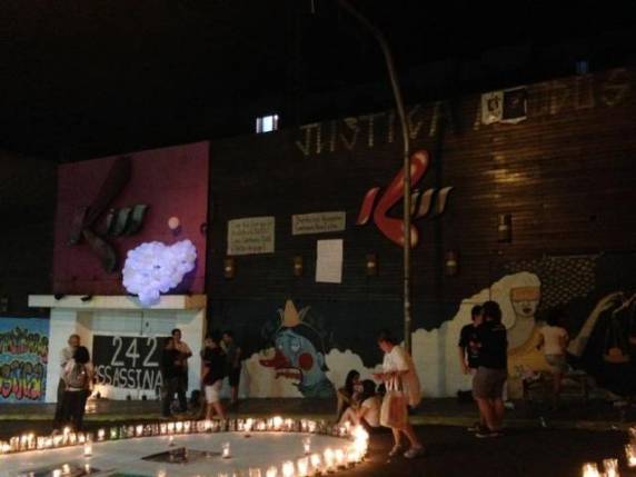Homenagem às vítimas da Kiss atravessa a madrugada em Santa Maria - foto 2
