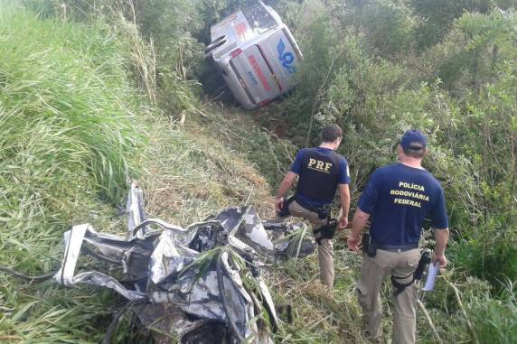 Mulher morre em acidente entre ônibus e carro no Oeste de SC, nesta terça-feira - foto 2