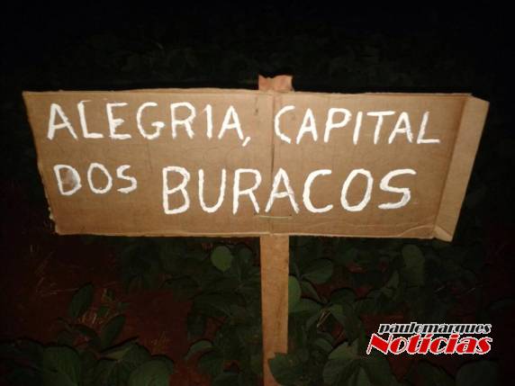 Moradores protestam com cartazes no interior de Alegria  - foto 2