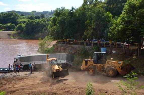Carreta falha e veículo para no rio Uruguai, em Barra do Guarita - foto 2