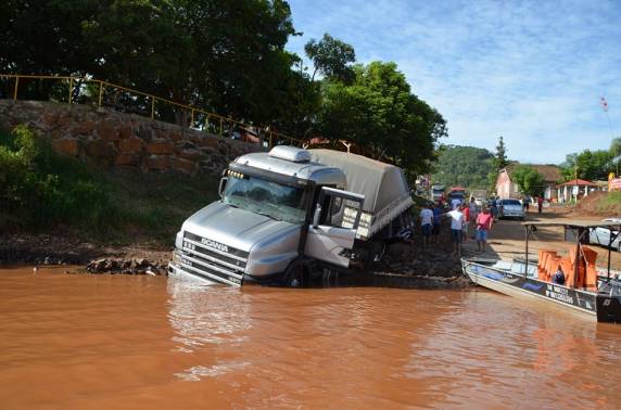 Carreta falha e veículo para no rio Uruguai, em Barra do Guarita - foto 3