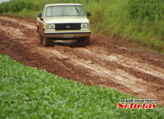 Situação complicada na estrada que
liga a BR 472 ao distrito de Consolata - foto 3