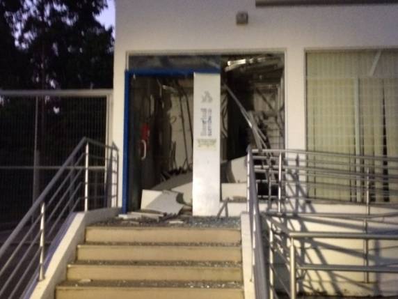 Bandidos explodem agência bancária em Mariana Pimentel - foto 3