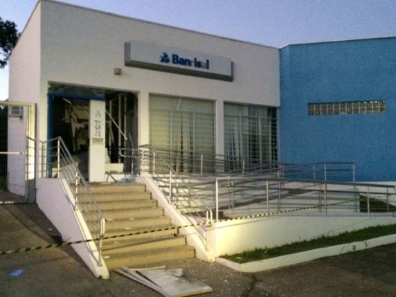 Bandidos explodem agência bancária em Mariana Pimentel - foto 2