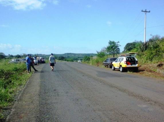 Carreta tomba próximo a ponte do rio Ijuí em Roque Gonzales - foto 3