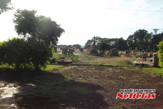 Munícipes reclamam da falta de limpeza no Cemitério Municipal de Três
de Maio - foto 2