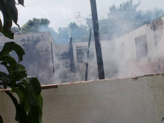 Casa é destruída pelo fogo em
Santo Cristo - foto 3