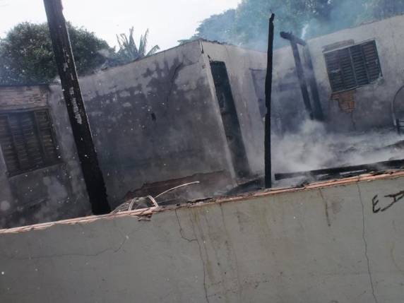 Casa é destruída pelo fogo em
Santo Cristo - foto 2