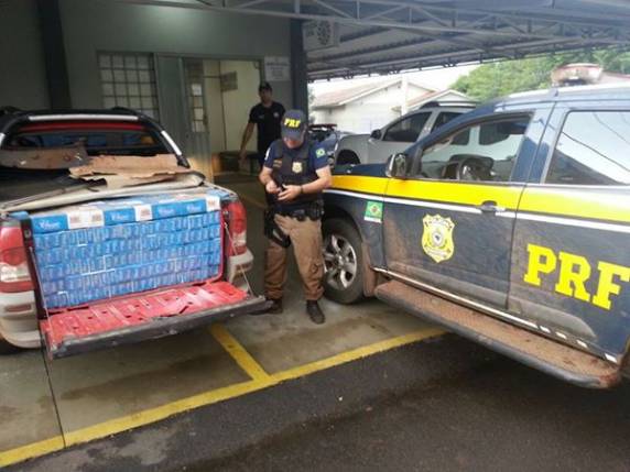 PRF prende contrabandista e
apreende 1700 pacotes de cigarro em FW - foto 3