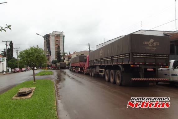Motoristas foram autuados 

por conduzirem carretas em vias proibidas em Três de Maio - foto 3