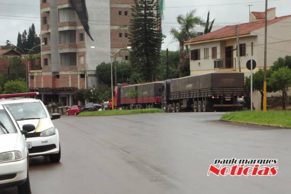 Motoristas foram autuados 

por conduzirem carretas em vias proibidas em Três de Maio - foto 2