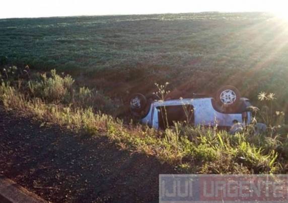 Veículo capota na ERS 392 em Jóia - foto 2