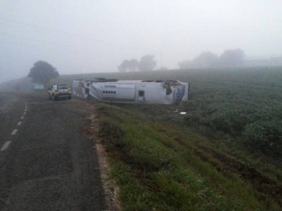 Oito feridos após ônibus que passou por Três de Maio capotar em rodovia estão internados no RS - foto 2