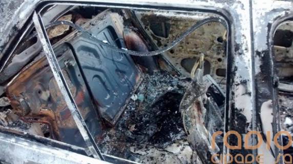 Ladrões furtam carro em Santo Ângelo,
depenam e depois queimam o veículo - foto 3