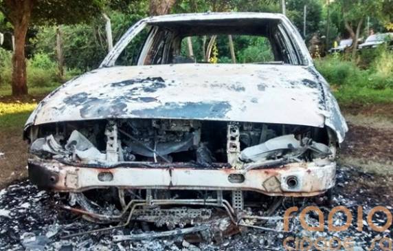 Ladrões furtam carro em Santo Ângelo,
depenam e depois queimam o veículo - foto 2