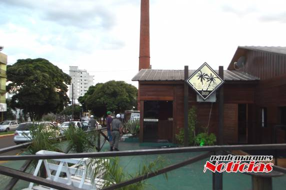 Elementos quebraram a porta de um bar no centro de Três de Maio - foto 2