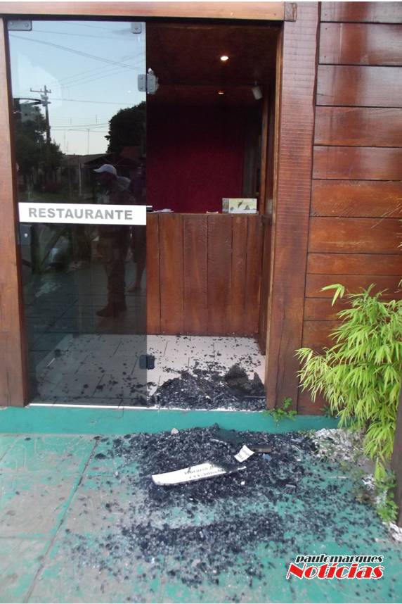 Elementos quebraram a porta de um bar no centro de Três de Maio - foto 3