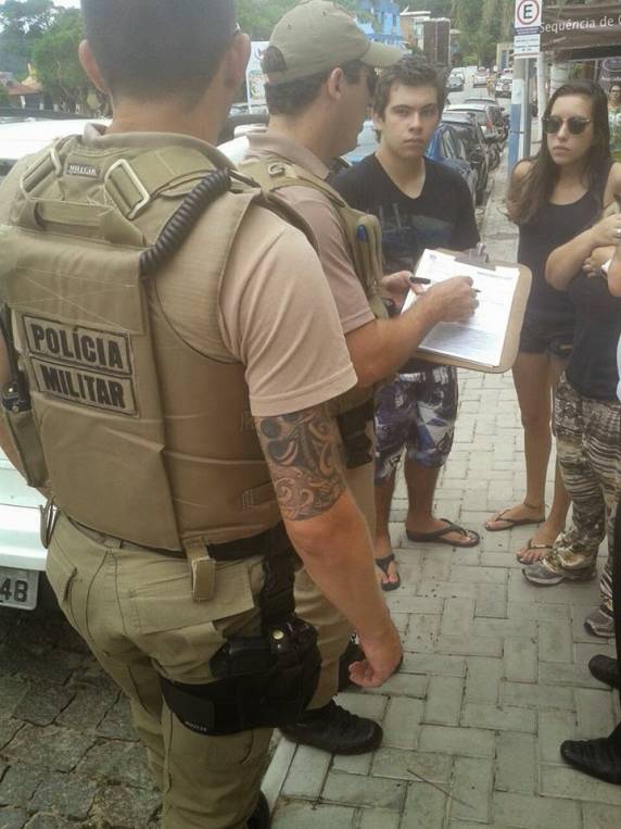 Polícia Militar de Bombinhas resgata animal
em situação de maus tratos dentro de um veículo - foto 2