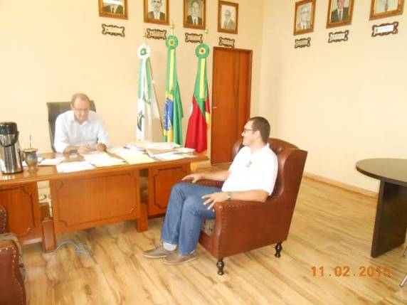 Prefeito Gilberto Marasca, recebe em seu gabinete o novo Pároco da Paroquia Santa Rosa de Lima - foto 2