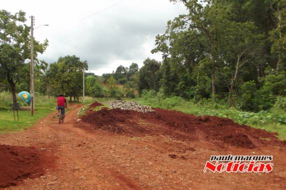 Obra inacabada de calçamento
incomoda moradores da Vila Schardong - foto 3