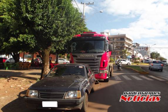Acidente Com danos materiais envolve carreta e automóvel no centro de
Três de Maio - foto 2