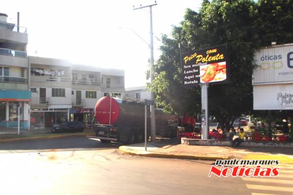 Acidente Com danos materiais envolve carreta e automóvel no centro de
Três de Maio - foto 3