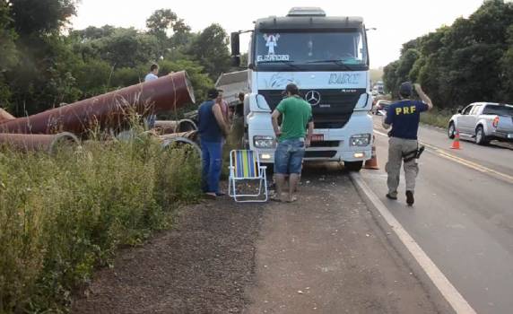 Colisão entre caminhões na BR 285 deixa trânsito interrompido - foto 3