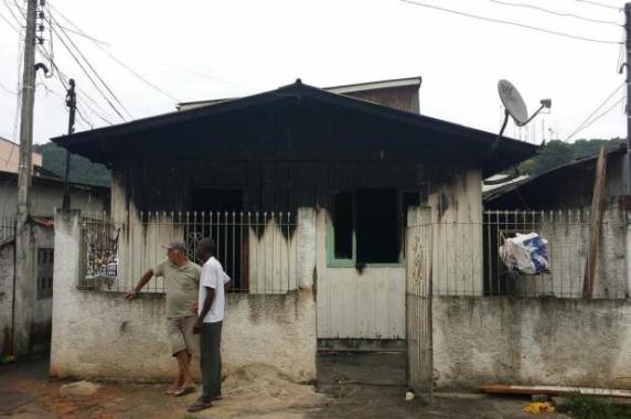 Bebê de quatro meses morre durante incêndio em casa em Itajaí - foto 3