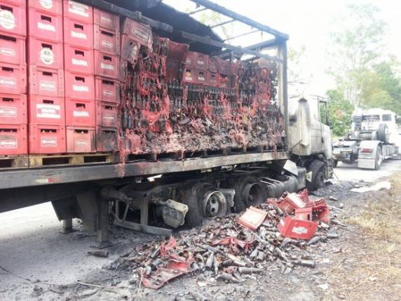 Caminhão carregado de cerveja pega
fogo na BR-470, no Vale do Itajaí - foto 2