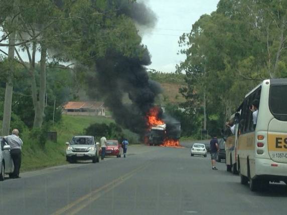 Caminhão carregado de cerveja pega
fogo na BR-470, no Vale do Itajaí - foto 3