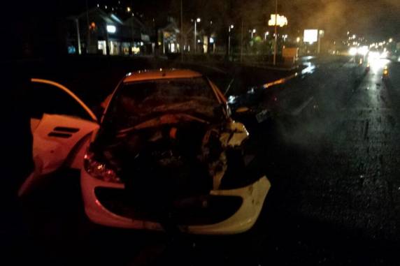 Dois jovens ficam gravemente feridos em acidente na SC-401, em Florianópolis - foto 3