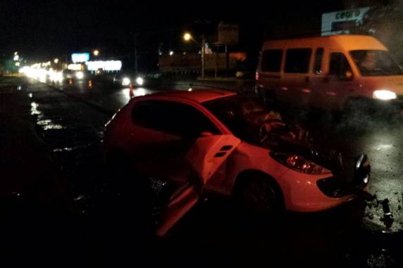 Dois jovens ficam gravemente feridos em acidente na SC-401, em Florianópolis - foto 2