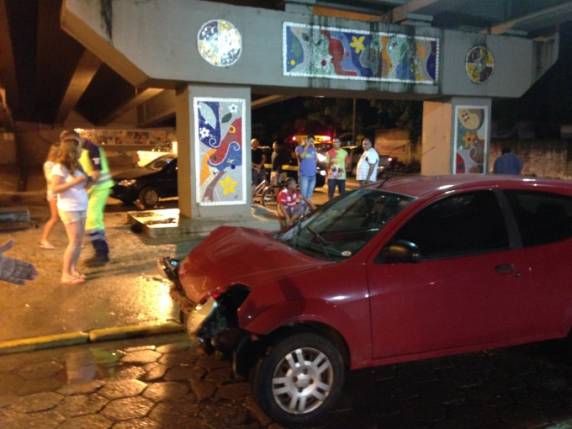 Carro
argentino bate em cruzamento em Tijucas - foto 2