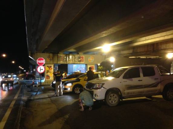 Carro
argentino bate em cruzamento em Tijucas - foto 3