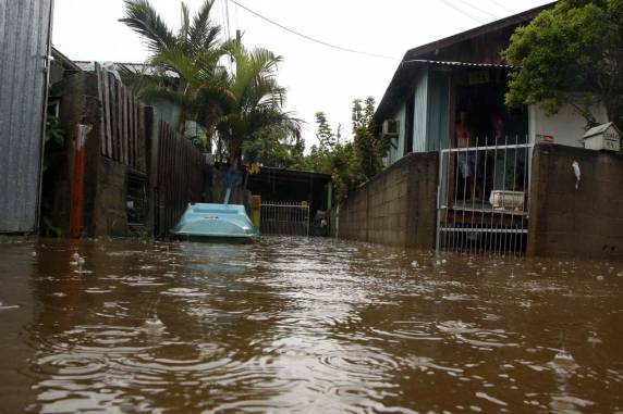Chuva causa prejuízo e transtornos
para moradores no Rio Tavares - foto 2