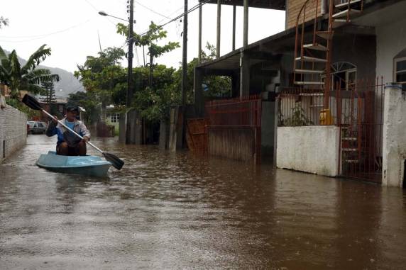 Chuva causa prejuízo e transtornos
para moradores no Rio Tavares - foto 3