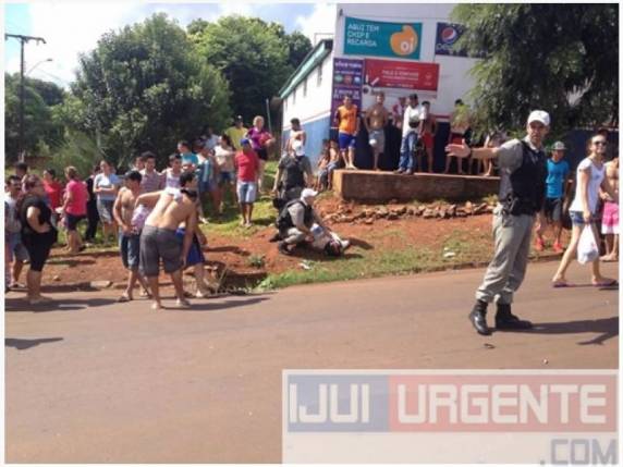 Grave acidente
envolvendo moto e caminhoneta em Ijuí - foto 2