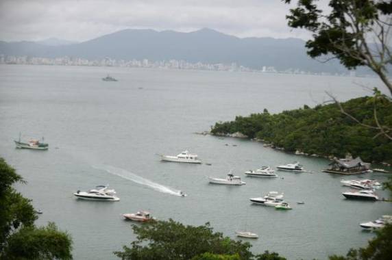 Proibição de festa Shed Al Mare no local não impede movimento intenso de foliões