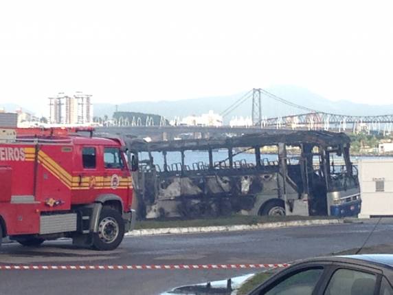 Três ônibus são incendiados próximo ao sambódromo de Florianópolis - foto 3