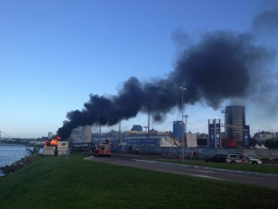 Três ônibus são incendiados próximo ao sambódromo de Florianópolis - foto 2