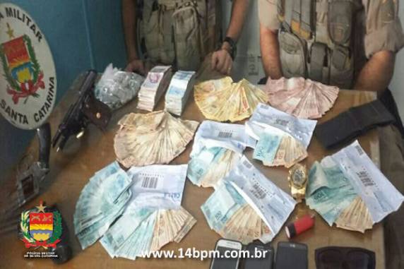 Acusados de roubo em Jaraguá do Sul presos, armas aprendidas e dinheiro recuperado - foto 2